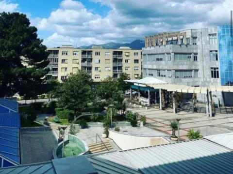 Izdavanje, dvosoban stan, 90m², Centar, Tivat - image 11