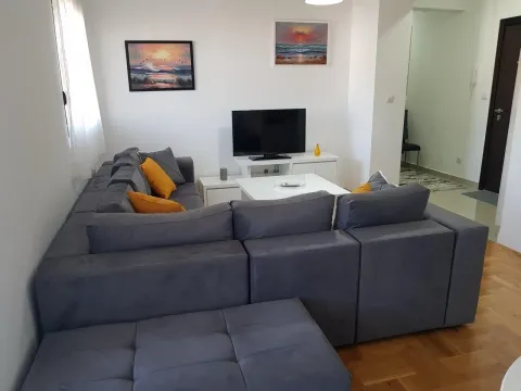 Izdavanje, dvosoban stan, 70m², Vezirov Most, Podgorica - image 14