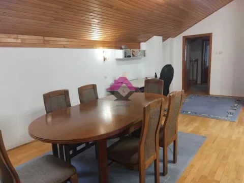Dnevni boravak sa trpezarijskim stolom i drvenim krovnim oblogama. - image 9