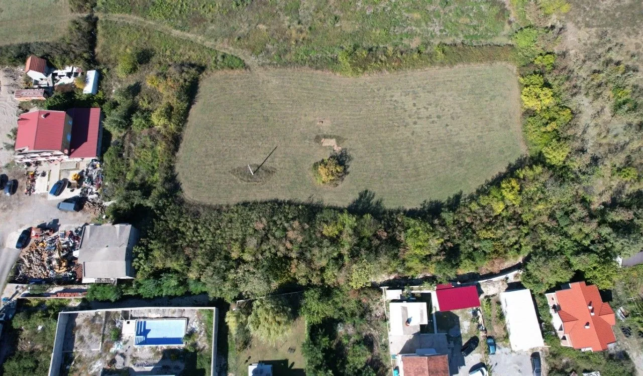 Pogled iz vazduha na zemljište i okolnu vegetaciju.