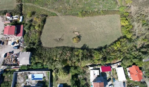 Pogled iz vazduha na zemljište i okolnu vegetaciju. - image 2