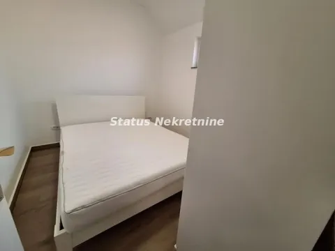 Manja spavaća soba sa belim krevetom i dušekom. - image 4