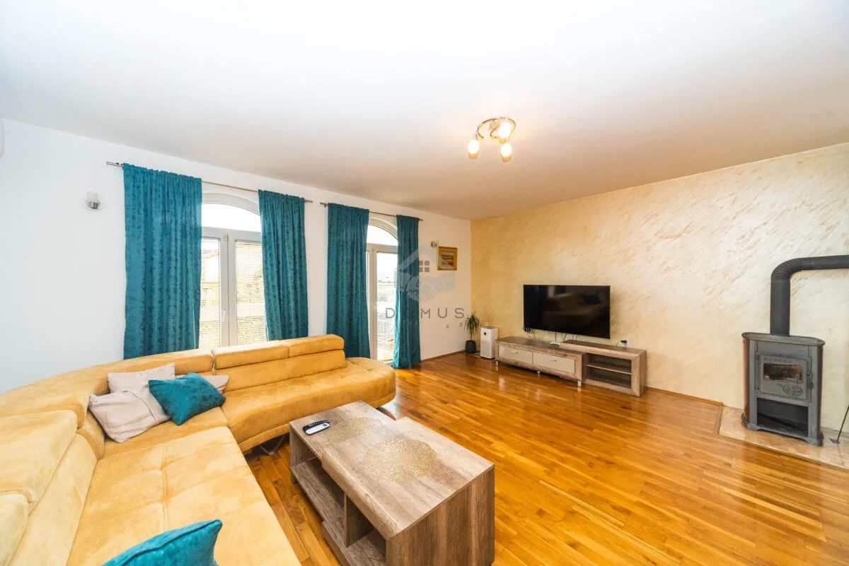 Rent, four bedroom apartment, 180m², Tološi, Podgorica
