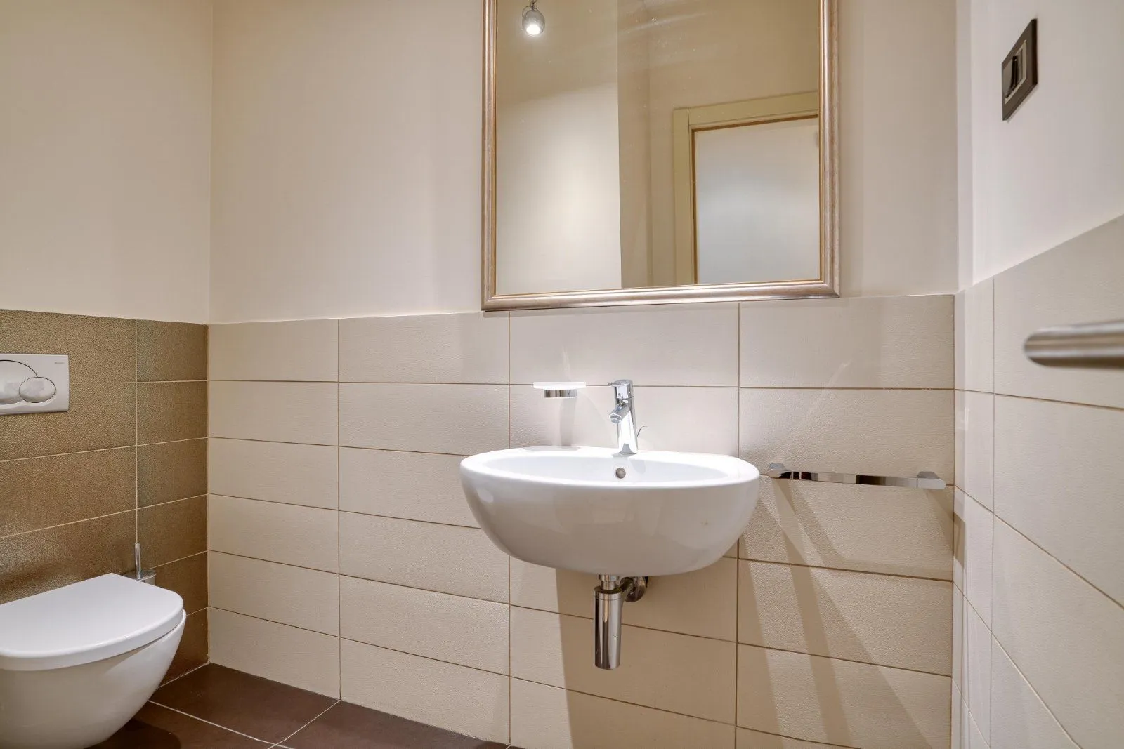 Bathroom with washbasin, mirror and toilet.