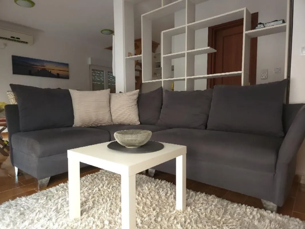 Rent, one bedroom apartment, 68m², Petrovac, Budva