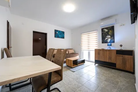 Dnevna soba sa trpezarijskim stolom i namještajem. - image 3
