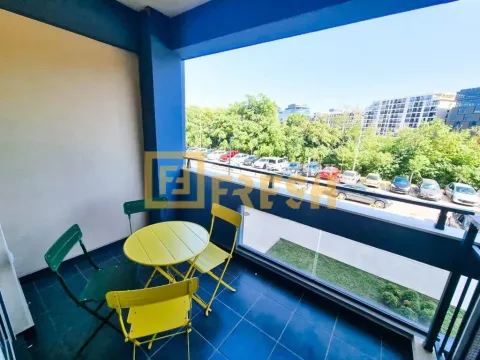 Natkriveni balkon sa garniturom za sjedenje i pogledom na parking i zelenilo. - image 6