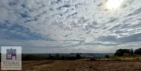 Pogled na otvoreni pejzaž i oblačno nebo iznad imanja. - image 5