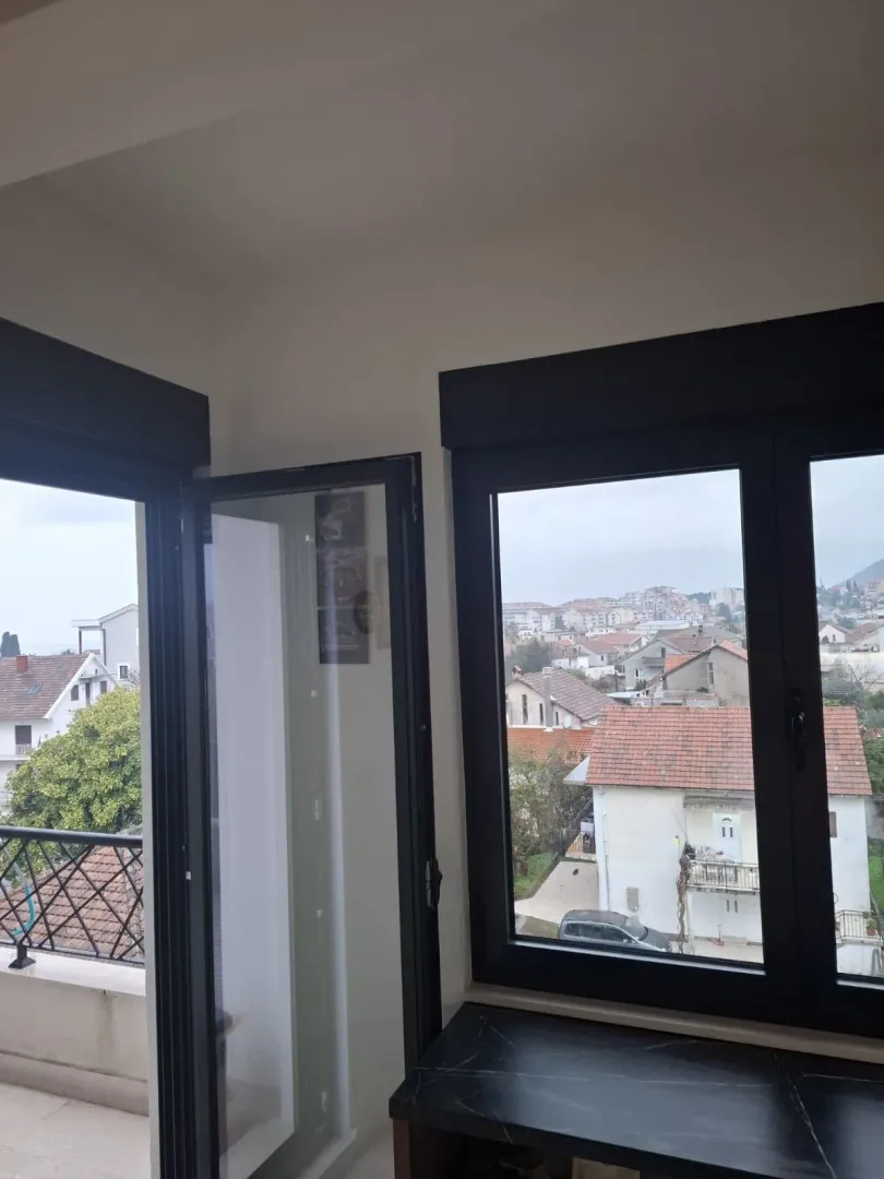 Pogled iz stana na okolne kuće i naselje.