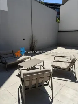 Popločana terasa sa garniturom za sedenje i stolom. - image 12