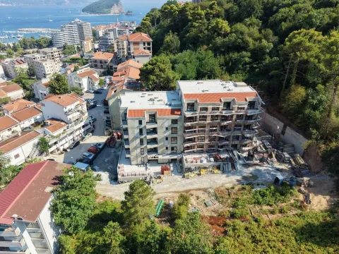 Pogled iz vazduha na stambeni objekat u izgradnji okružen zelenilom. - image 16