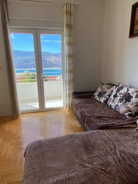 Namještena spavaća soba sa izlazom na terasu i pogledom na more. - image 9