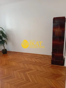 Prazna soba sa parketom i kaljavom peći. - image 3
