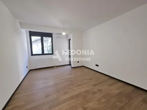 Prazna soba sa drvenim podom i prozorom. - image 7