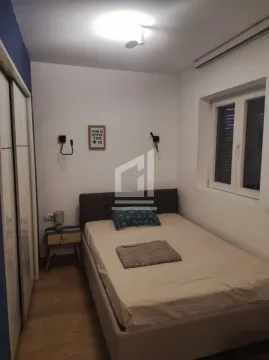 Namještena spavaća soba sa bračnim krevetom, ormarom i prozorom. - image 3
