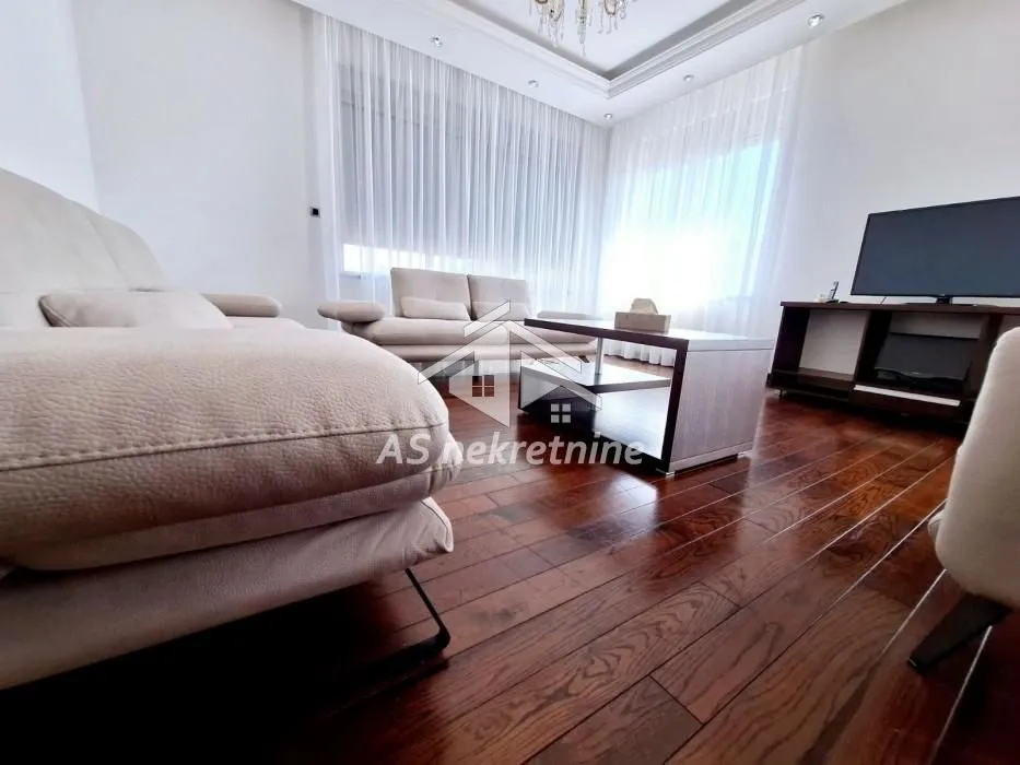 Izdavanje, četvorosoban stan, 135m², Savski Venac, Beograd