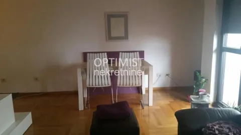 Dnevni boravak sa trpezarijskim stolom i parketom na podu. - image 2