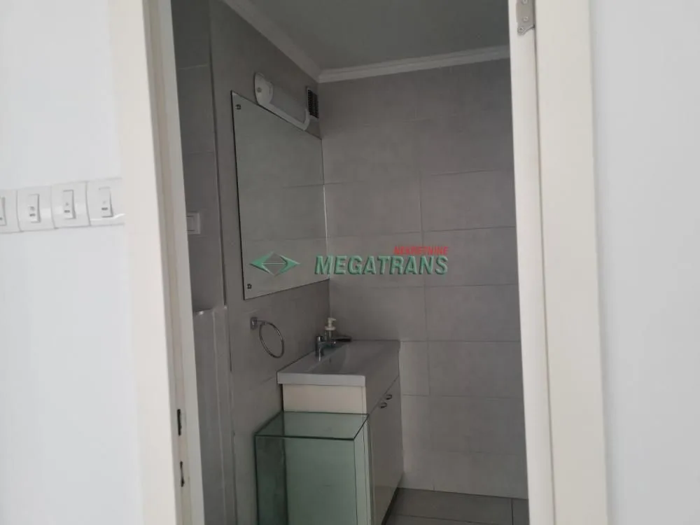 Pogled na kupatilo sa umivaonikom i ogledalom kroz otvorena vrata.
