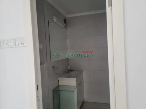 Pogled na kupatilo sa umivaonikom i ogledalom kroz otvorena vrata. - image 8