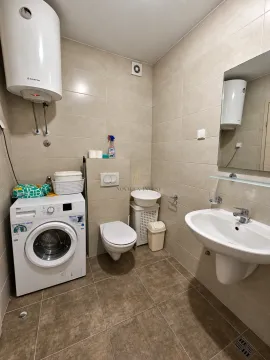 Kupatilo opremljeno sanitarijama, umivaonikom, wc šoljom i veš mašinom. - image 9