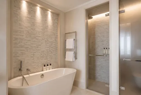 Moderne kupatilo sa kadom i odvojenom tuš kabinom. - image 9