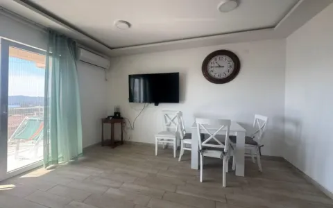 Dnevna soba sa trpezarijskim stolom i izlazom na terasu. - image 3