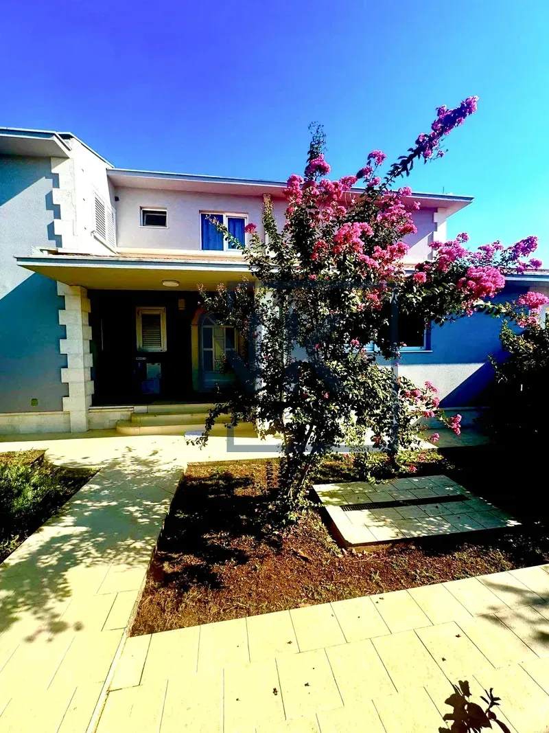 Izdavanje, kuća, 450m², Donja Gorica, Podgorica
