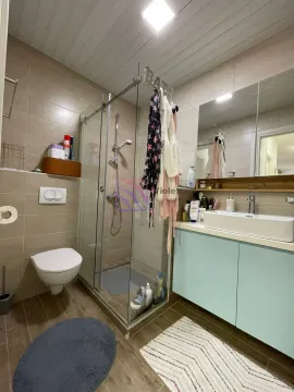 Kupatilo opremljeno tuš kabinom, umivaonikom i toaletom. - image 7