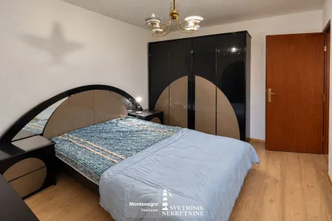 Namještena spavaća soba sa bračnim krevetom, garderoberom i drvenim podom. - image 7