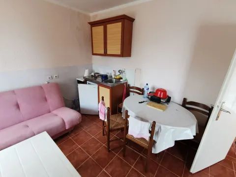 Manja kuhinja sa trpezarijskim stolom i roze trosjedom. - image 11