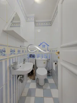 Manje kupatilo sa pločicama u plavo-belim tonovima, umivaonikom i WC šoljom. - image 18