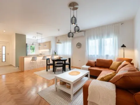 Izdavanje, trosoban stan, 100m2, Dalmatinska ulica, Podgorica Izdavanje, trosoban stan, 100m2, Dalmatinska ulica, Podgorica