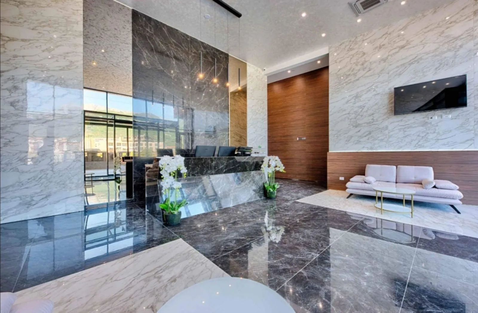Izdavanje, jednosoban stan, 62m², Soho City, Bar
