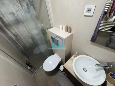 Pogled na kupatilo sa umivaonikom, toaletom i tuš kabinom. - image 14