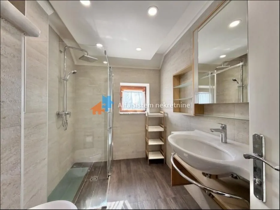 Rent, house, 300m², Čukarica, Beograd