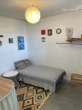Manja spavaća soba sa krevetom i dekorativnim slikama na zidu. - image 5