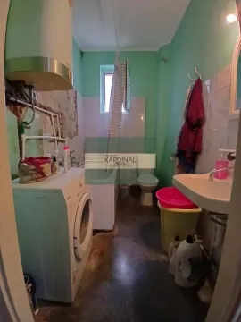 Manje opremljeno kupatilo sa veš mašinom i kadom. - image 12