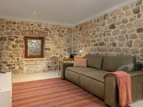 Rent, house, 170m², Škaljari, Kotor - image 1