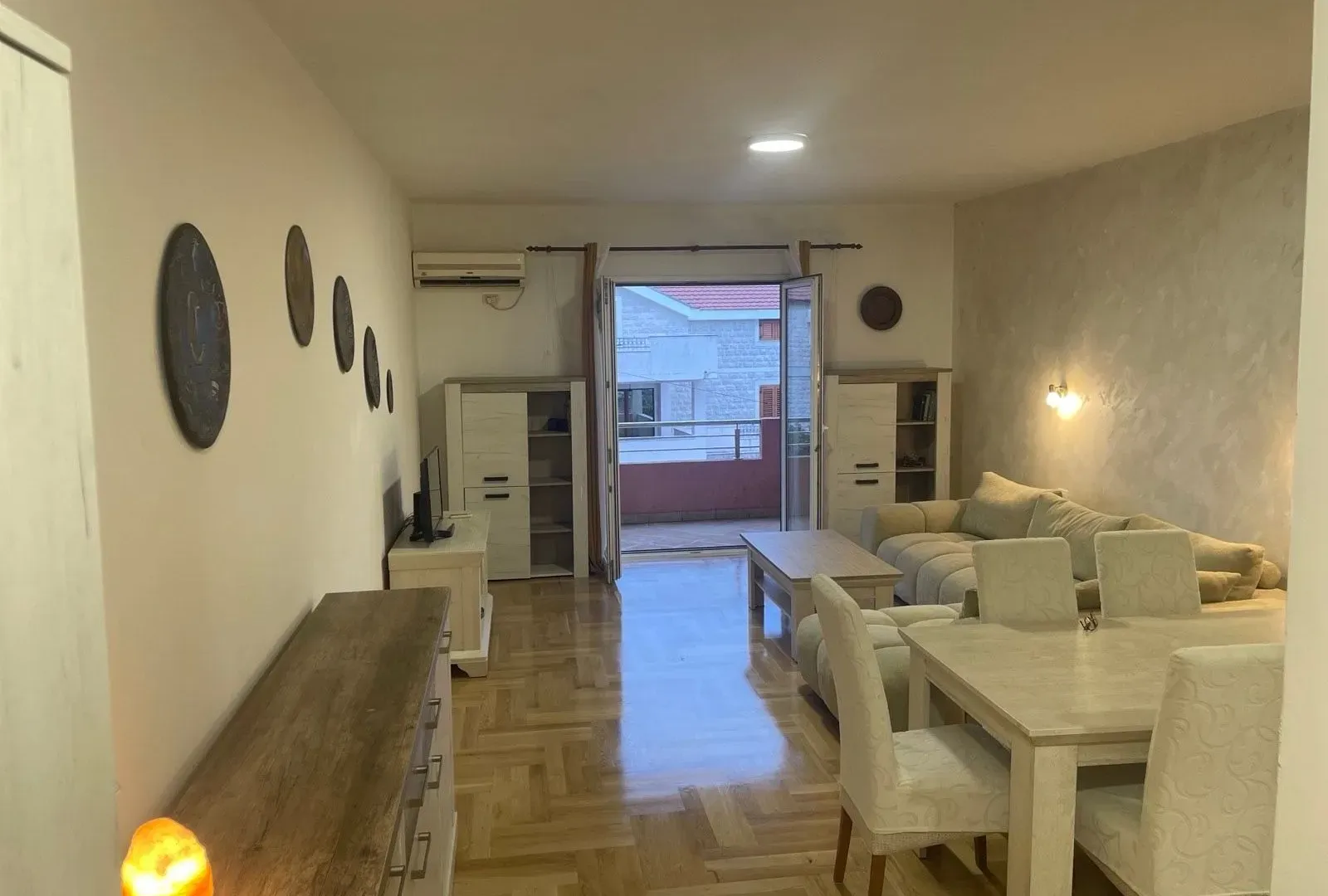 Izdavanje, jednosoban stan, 84m², Bonići, Tivat