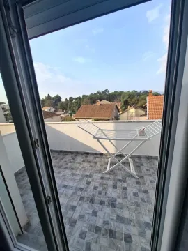 Terasa sa popločanim podom i pogledom na okolno naselje i zelenilo. - image 10