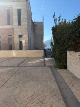 Eksterijer sa popločanim dvorištem i pogledom na zgradu u izgradnji. - image 13
