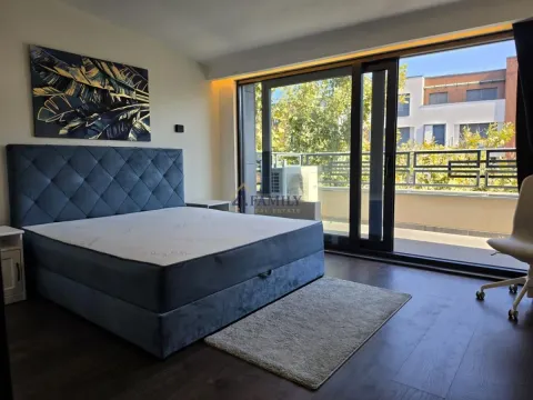 Moderna spavaća soba sa bračnim krevetom i izlazom na terasu. - image 8