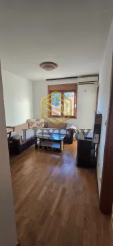 Dnevna soba sa garniturom, stočićem i drvenim podom. - image 7