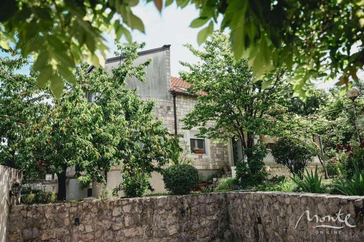 Prodaja, kuća, 350m², Velje Brdo, Podgorica
