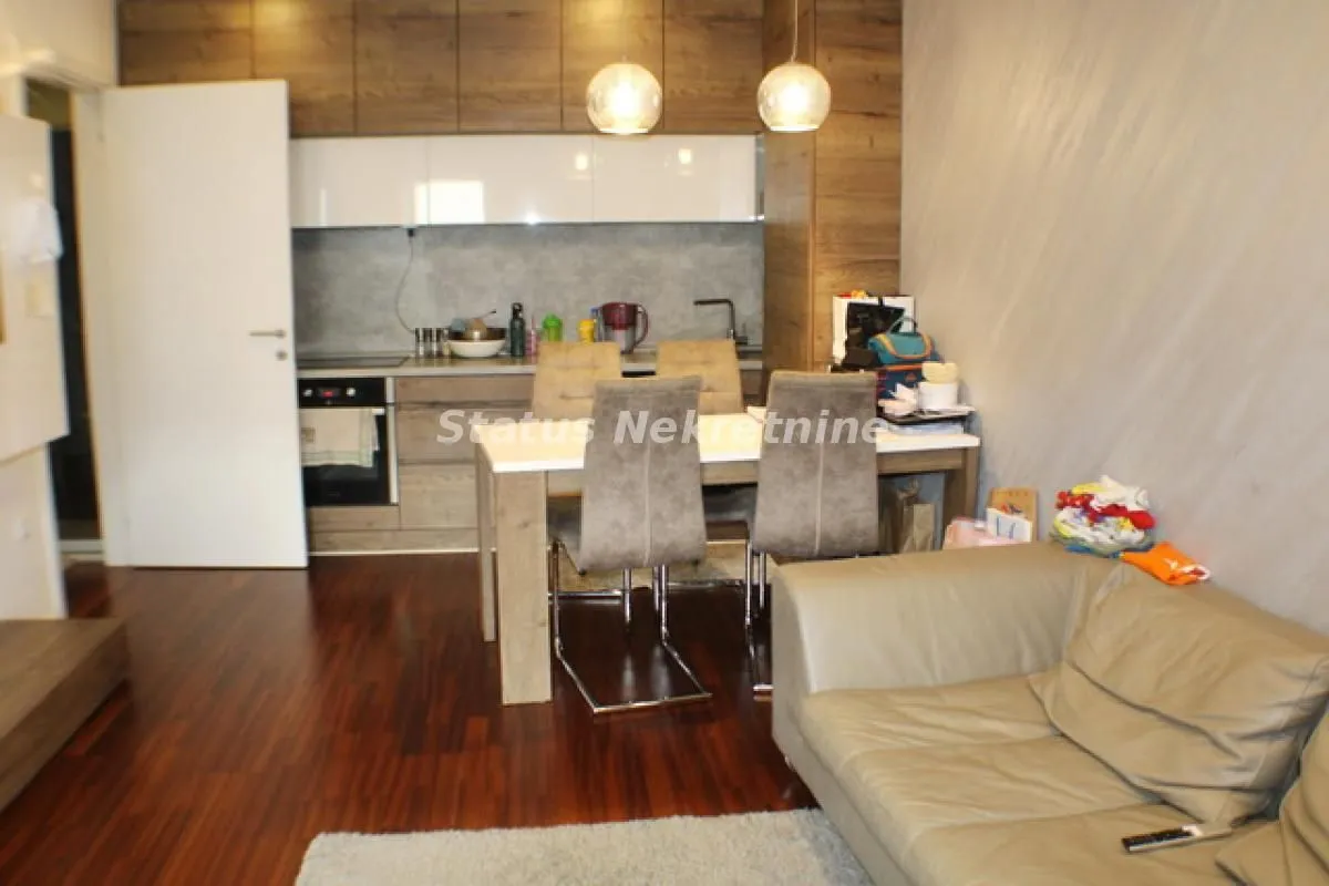 Izdavanje, trosoban stan, 57m², Centar, Novi Sad
