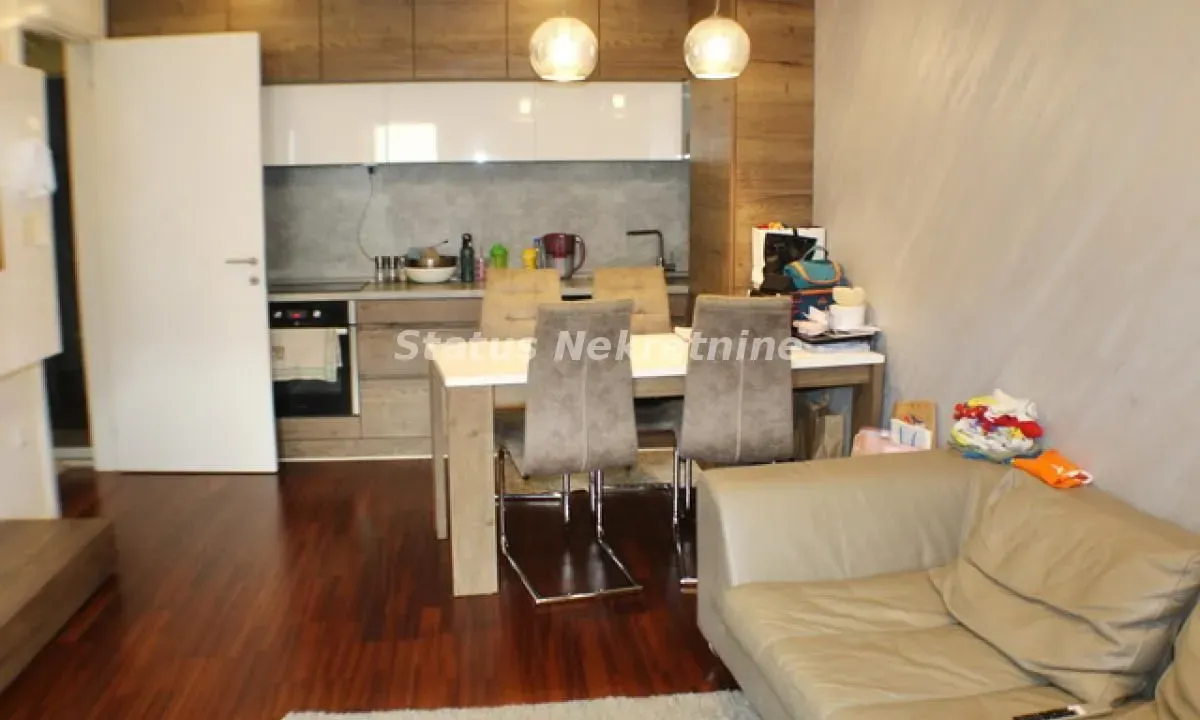 Izdavanje, trosoban stan, 57m², Centar, Novi Sad