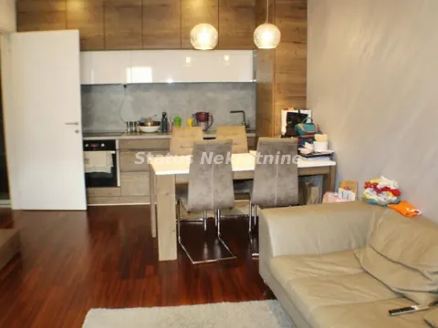 Izdavanje, trosoban stan, 57m², Centar, Novi Sad