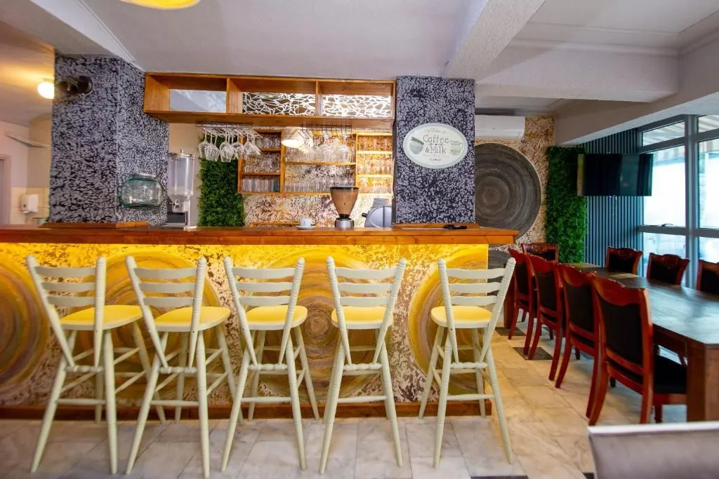 Rent, hospitality venue, 1500m², Bečići, Budva