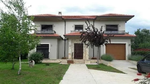 Izdavanje, kuća, 220m², Tološi, Podgorica