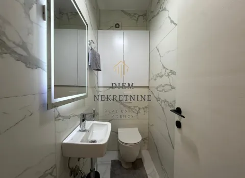 Modernly equipped bathroom with white marble-effect ceramic tiles. - image 14